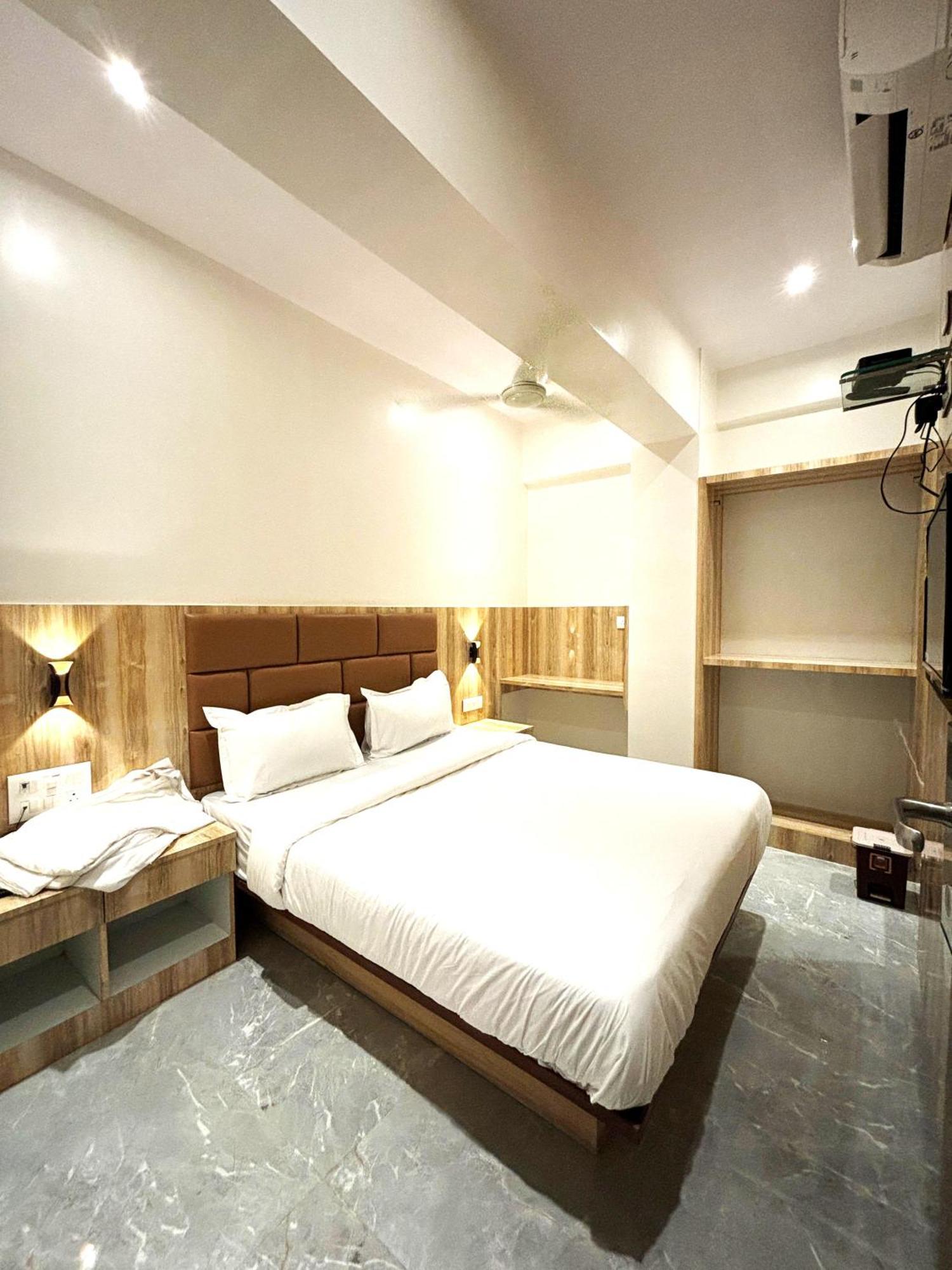 Hotel Enigma Inn ムンバイ エクステリア 写真